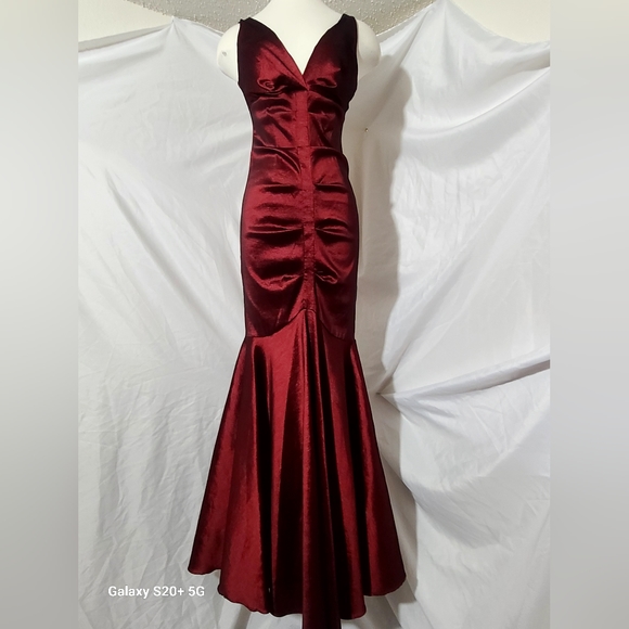 Windsor Holliday Formal Gown in Wine - Picture 5 of 7